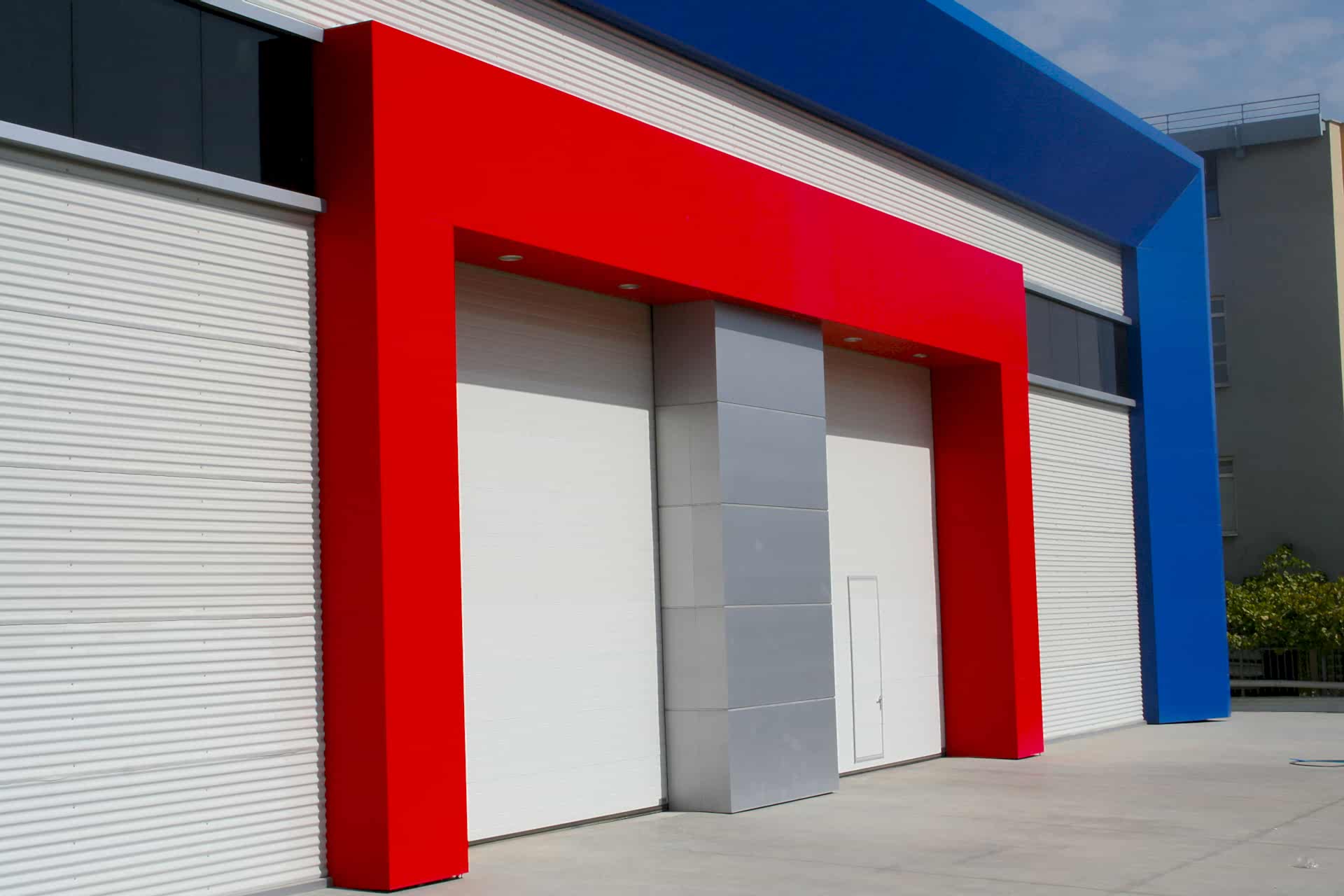 SECTIONAL INDUSTRIAL DOOR