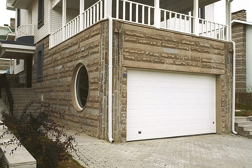Garaj Kapısı Malzemeleri - Dayanıklılık, Estetik ve Fiyat Karşılaştırması