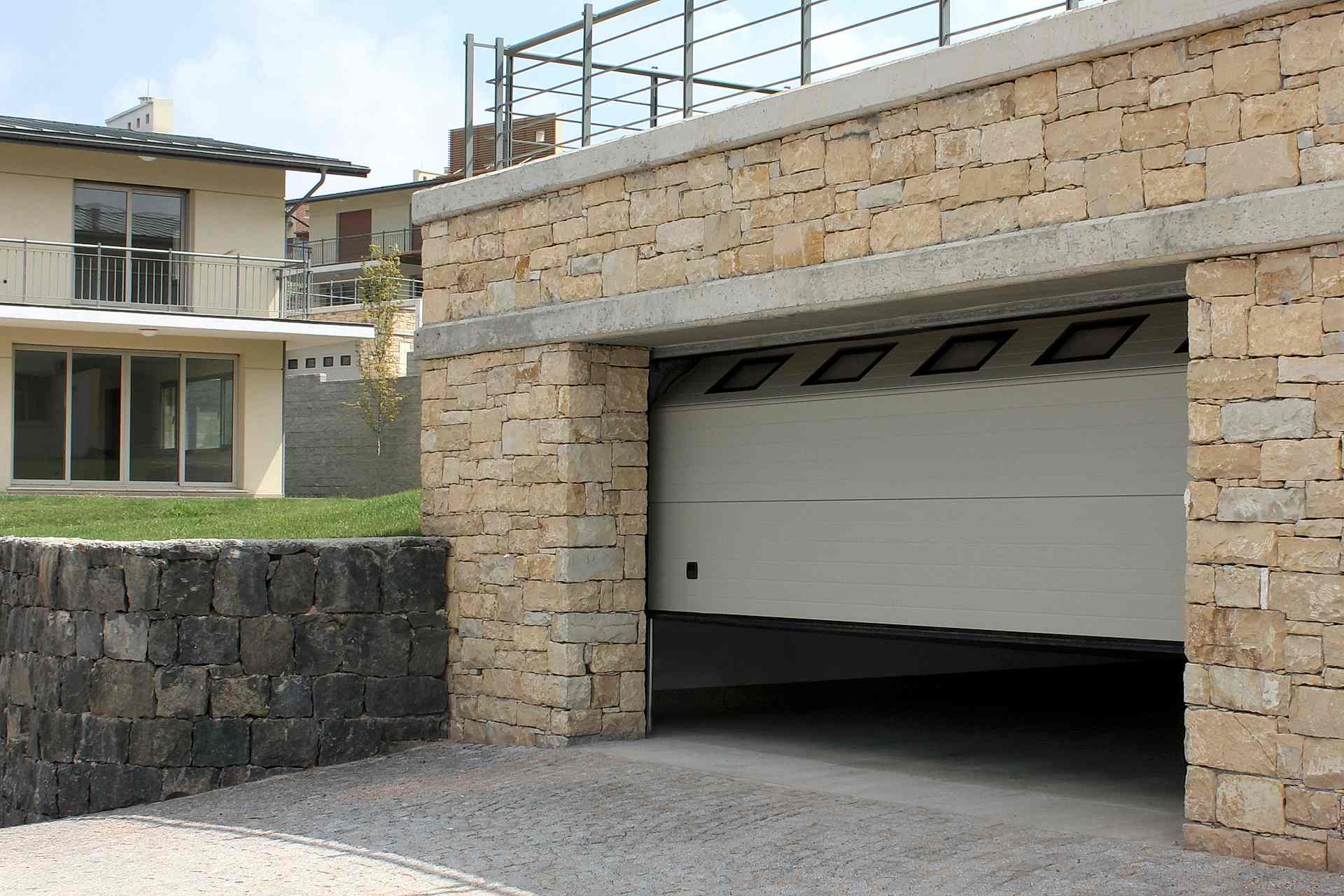 ГАРАЖНАЯ ВОРОТА (ПРОЕКТ ANTRIVA)