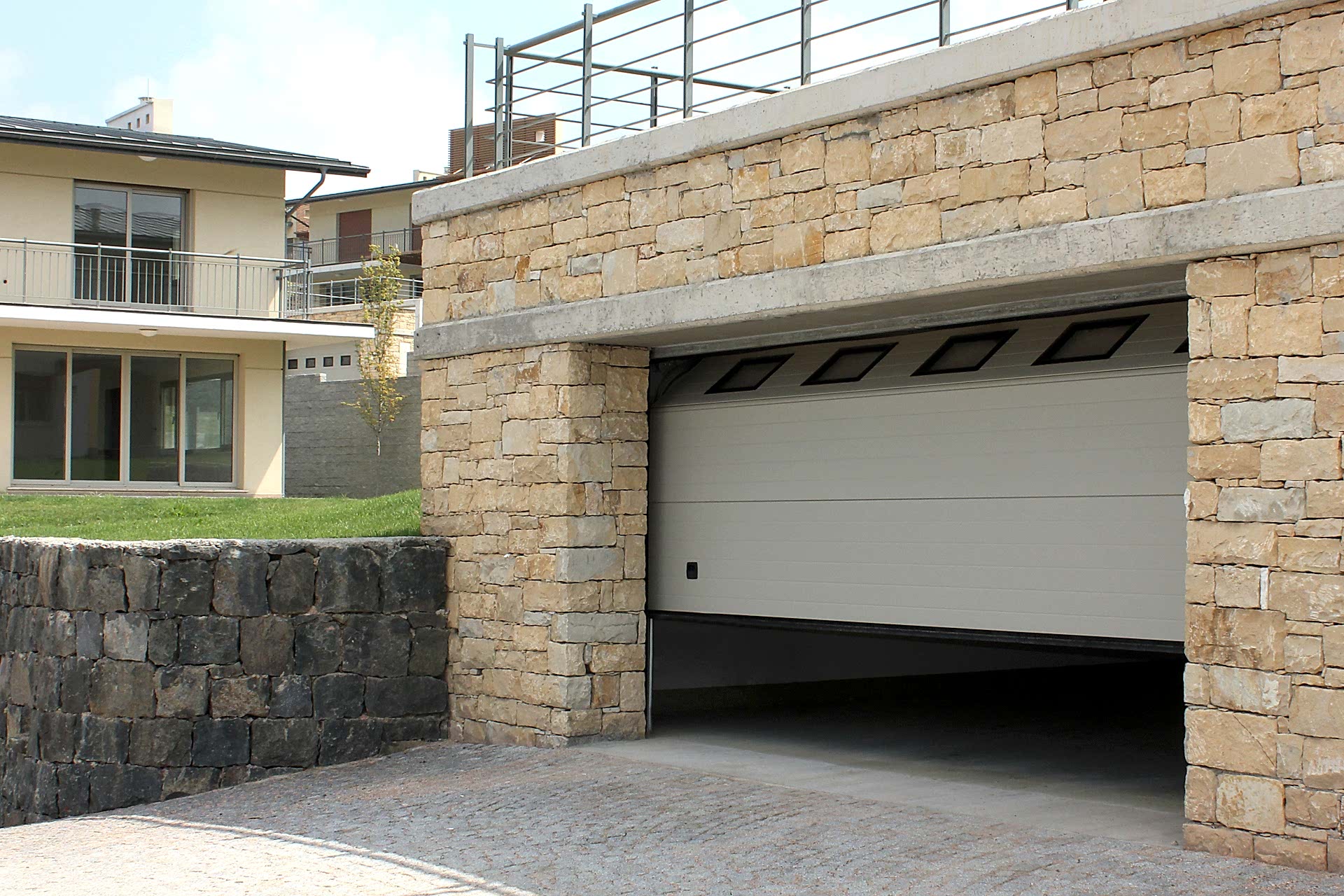 GARAGE DOOR (ANTRIVA PROJECT)